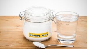 Whitening Teeth with Baking Soda and Vinegar